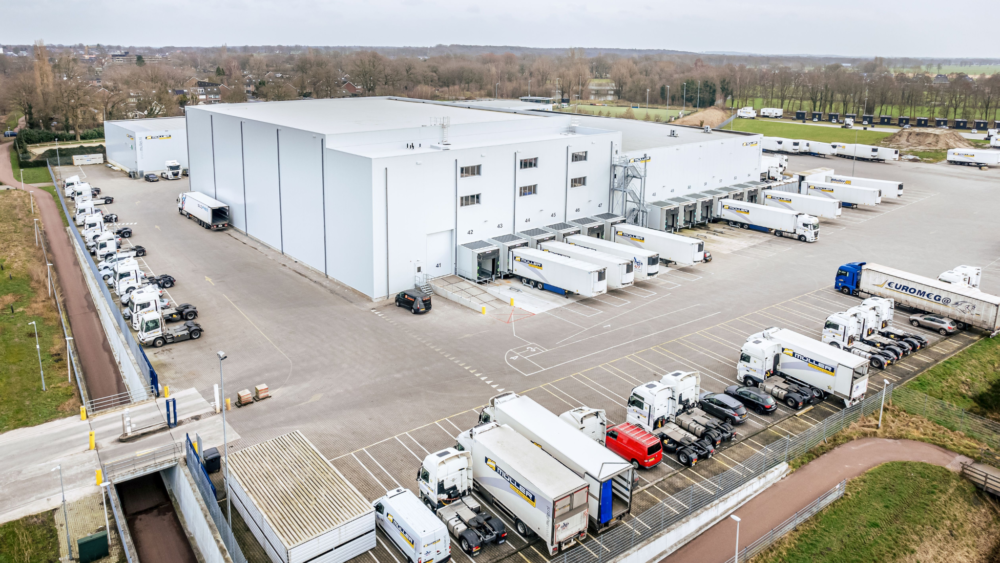 Müller neemt gloednieuw 17 meter hoog warehouse in Holten in gebruik